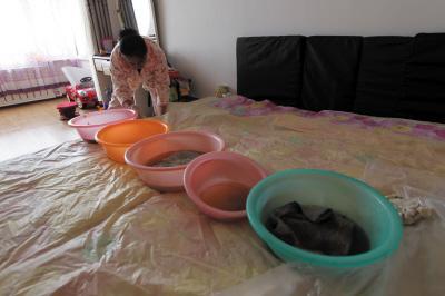巴彦楼上漏水，住户失联，小区没物管，业主维权难！律师来支招……